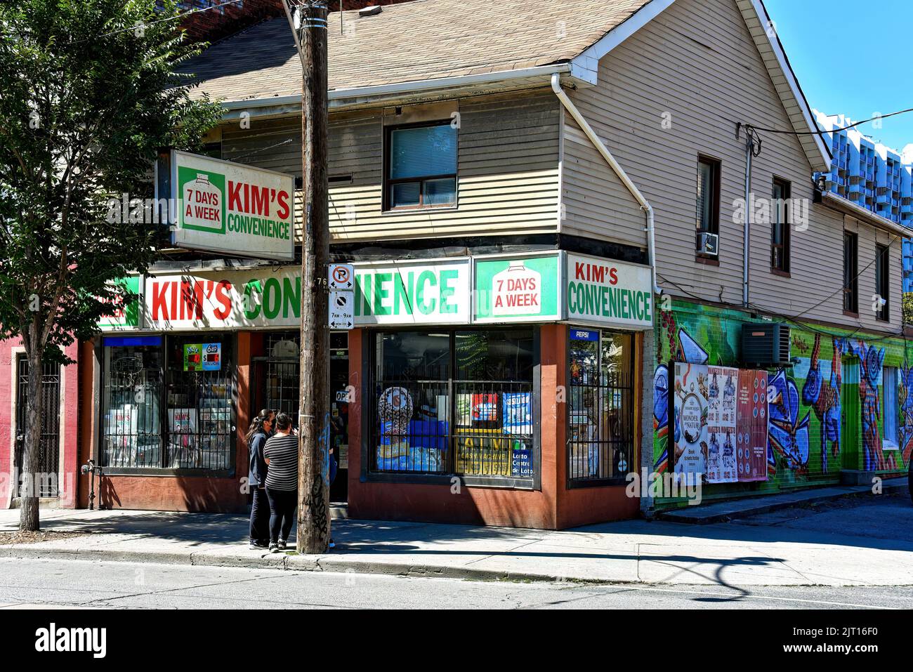 Toronto, Kanada - 12. August 2022: Mimi Variety auf der Queen Street, die in Kims Convenience umbenannt wurde und als Außenaufnahmen für den beliebten CB verwendet wurde Stockfoto