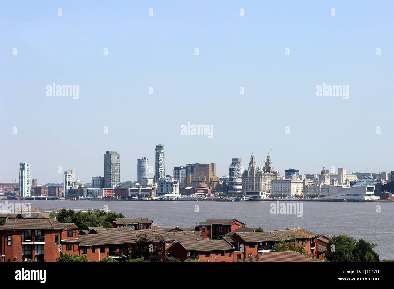 Blick vom St Marys Church Tower, Birkenhead Priory über den Fluss Mersey in Richtung Liverpool Stockfoto