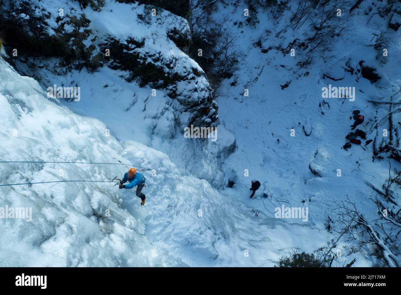 Nicht identifizierte Personen beim Eisklettern in einem Eisfall in Ushuaia, Feuerland - Argentinien Stockfoto