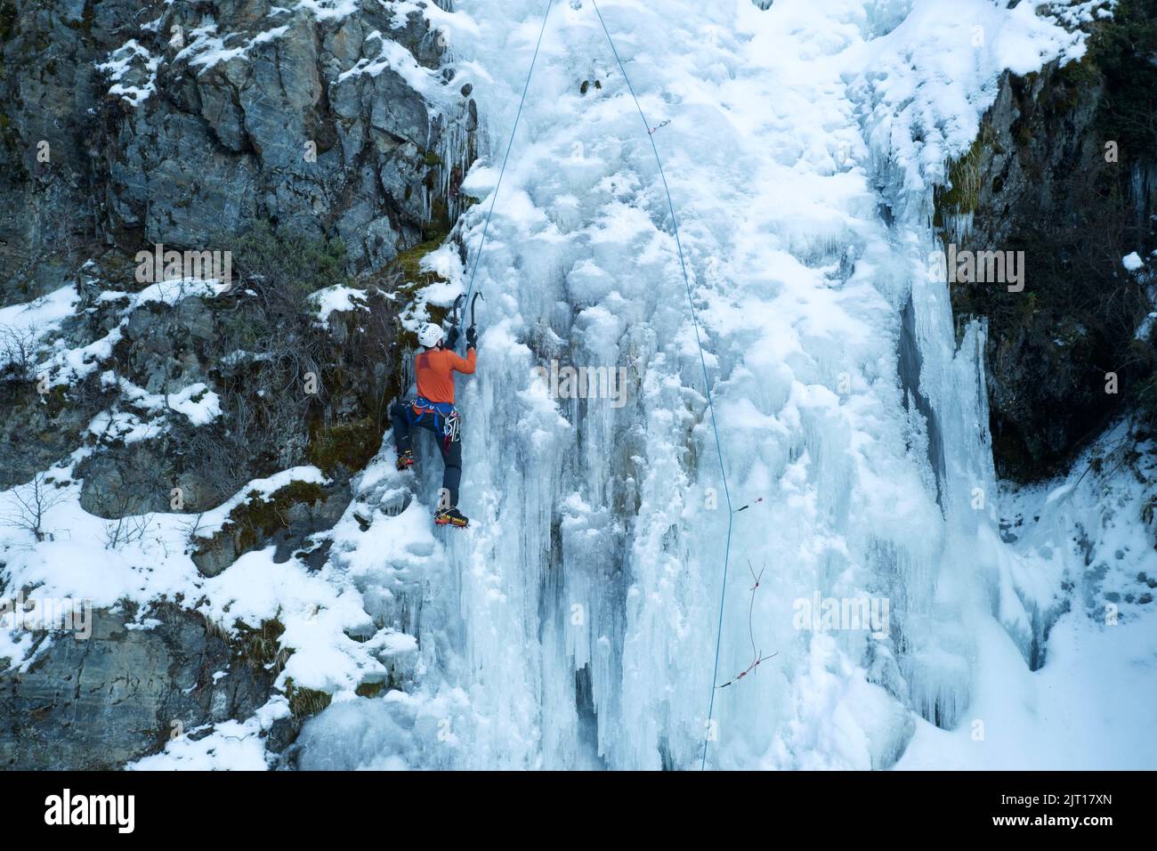 Nicht identifizierte Personen beim Eisklettern in einem Eisfall in Ushuaia, Feuerland - Argentinien Stockfoto