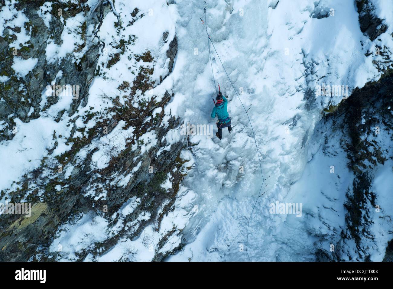 Nicht identifizierte Personen beim Eisklettern in einem Eisfall in Ushuaia, Feuerland - Argentinien Stockfoto