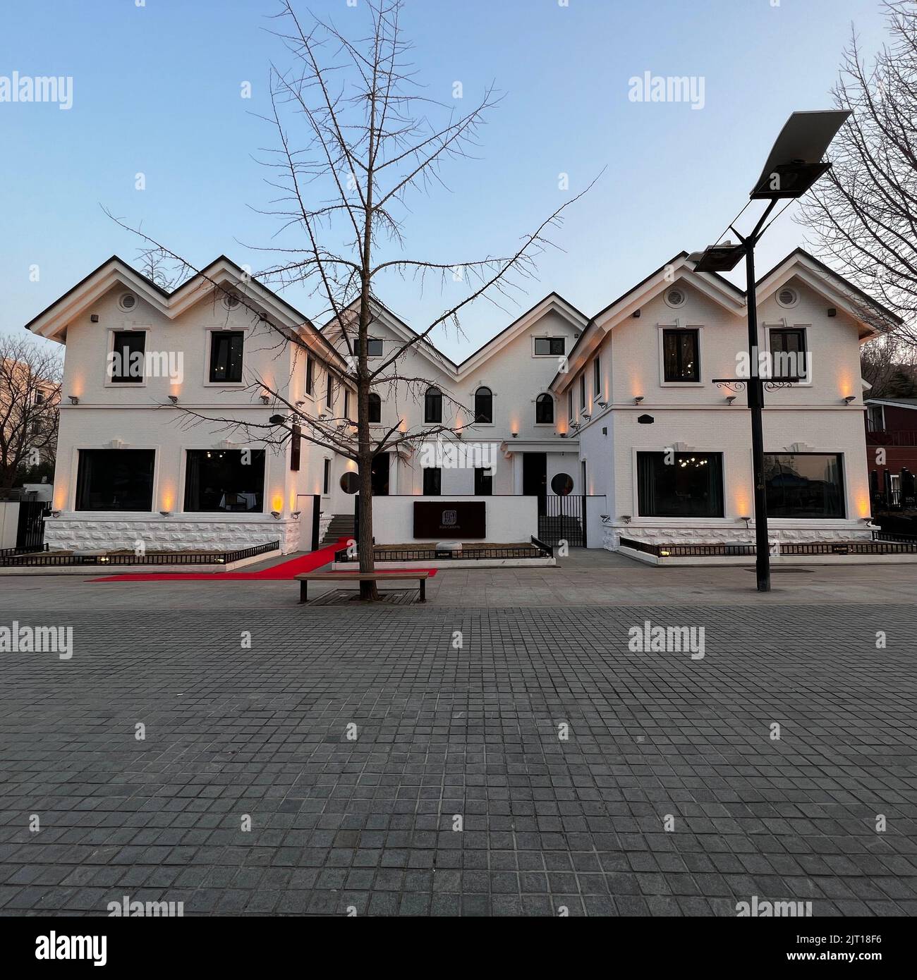 Eine schöne Aufnahme des Außendesigns eines Gebäudes in Dalian, China Stockfoto