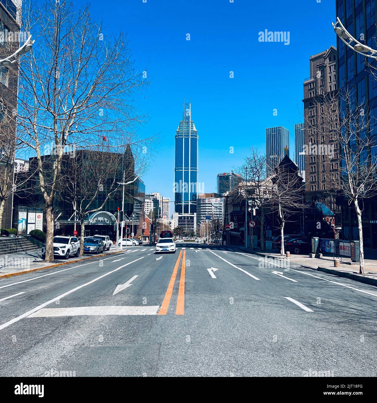 Eine szenische Aufnahme von Wolkenkratzern und Gebäuden in einer Straße in Dalian, China Stockfoto