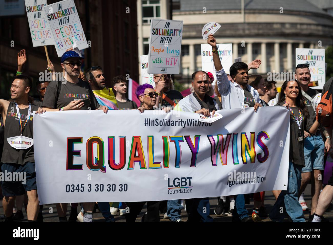 Manchester, Großbritannien. 27. August 2022. Die LGBT-Gemeinschaft kommt während der Pride Parade mit Transparenten und Fahnen zusammen. In diesem Jahr wird die Parade zum ersten Mal seit 2019 wieder voll ausgelastet. Kredit: Andy Barton/Alamy Live Nachrichten Stockfoto