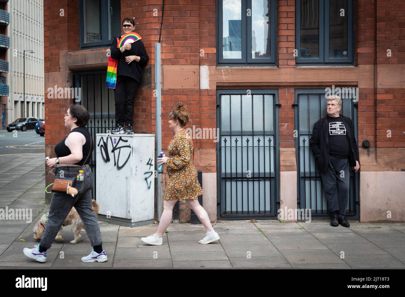 Manchester, Großbritannien. 27. August 2022. Die Menschen beobachten, wie die Pride Parade durch die Stadt zieht. In diesem Jahr wird die Parade zum ersten Mal seit 2019 wieder voll ausgelastet. Kredit: Andy Barton/Alamy Live Nachrichten Stockfoto