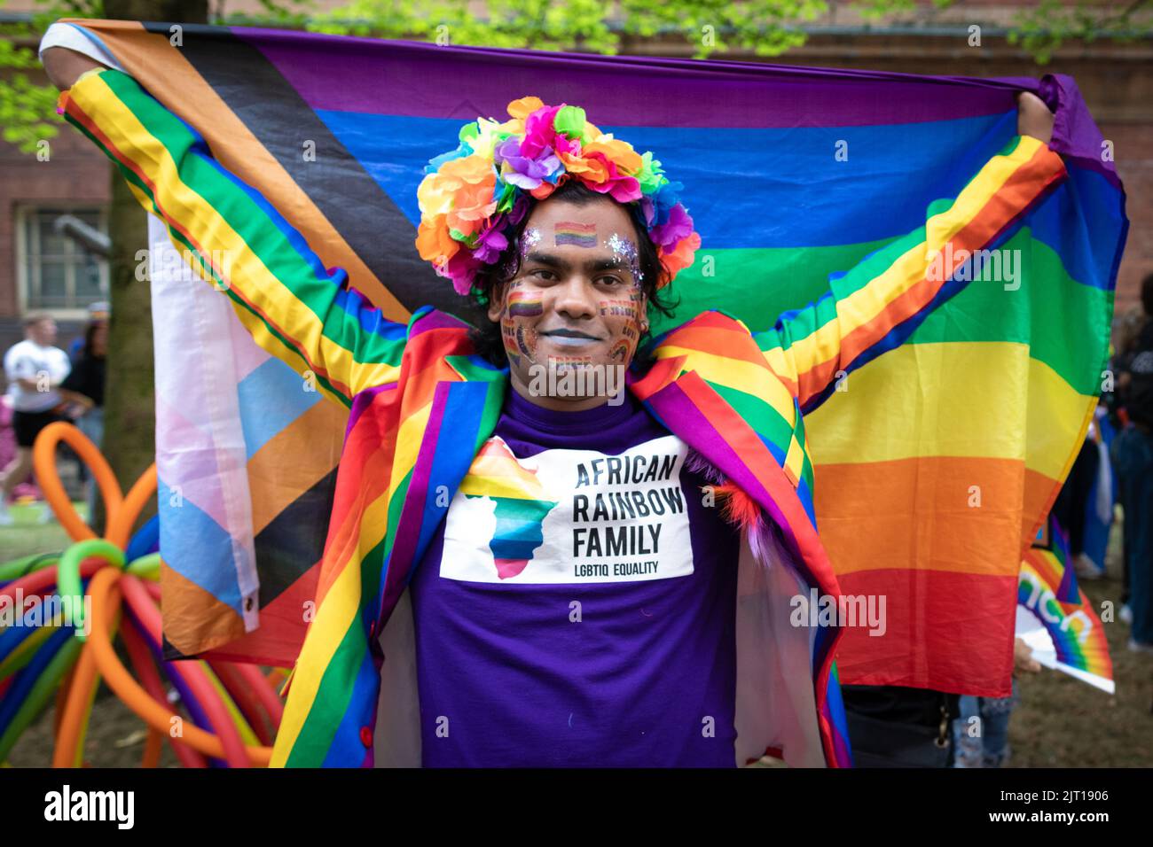 Manchester, Großbritannien. 27. August 2022. Ein Mitglied des afrikanischen Regenbogens genießt den Abschluss der Pride Parade. In diesem Jahr wird die Parade zum ersten Mal seit 2019 wieder voll ausgelastet. Kredit: Andy Barton/Alamy Live Nachrichten Stockfoto