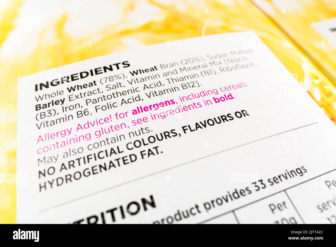 Aufnahme eines ASDA-Frühstückskorbkartons mit eigenen Etiketten, in dem die Zutaten gekennzeichnet sind. Schwerpunkt auf „Allergene“. Für die Kennzeichnung von Lebensmittelallergen. Stockfoto