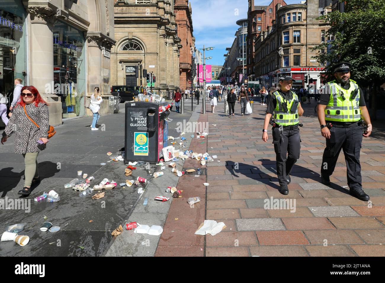 27. August 2022, Glasgow, Großbritannien. Während der Arbeitskonflikt zwischen den GEWERKSCHAFTEN UNITE, COSLA und GMB, die die am niedrigsten bezahlten Mitarbeiter der örtlichen Behörden vertreten, anhält, Mülltonnen und Sammelgebiete im Stadtzentrum von Glasgow sind überfüllt, und laut Public Health Scotland ist die öffentliche Gesundheit jetzt aufgrund von Ungeziefer und anderen giftigen Schadstoffen ernsthaft gefährdet. Bild in der Buchanan Street. Kredit: Findlay/ Alamy Live Nachrichten Stockfoto