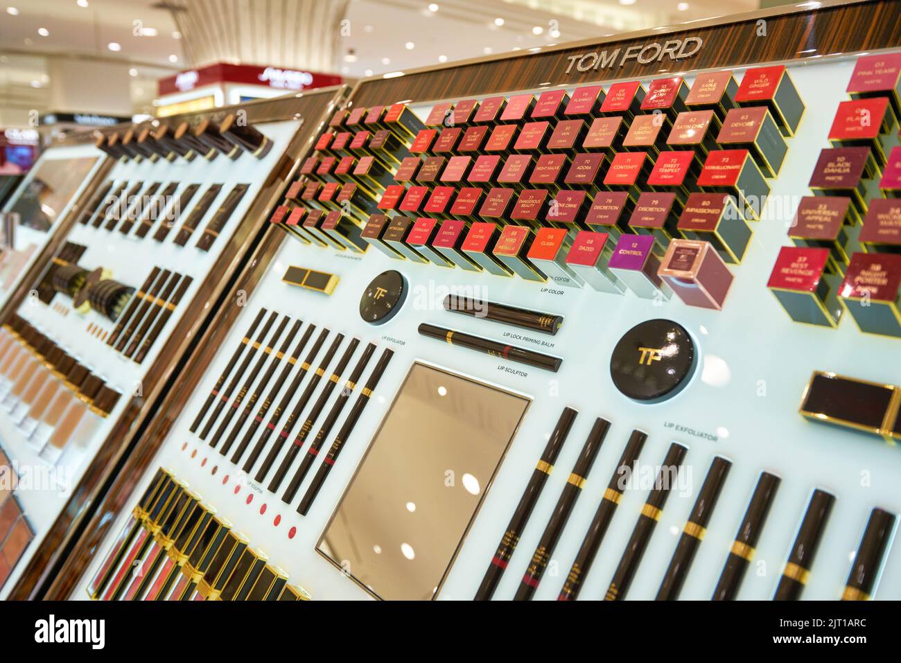 SINGAPUR - CIRCA JANUAR 2020: Tom Ford stellt im Takashimaya-Kaufhaus in Singapur Produkte her. Stockfoto