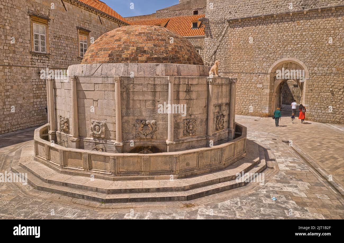 Dubrovnik Altstadt Hauptstraße Stradun mit Onofrio Brunnen Stockfoto