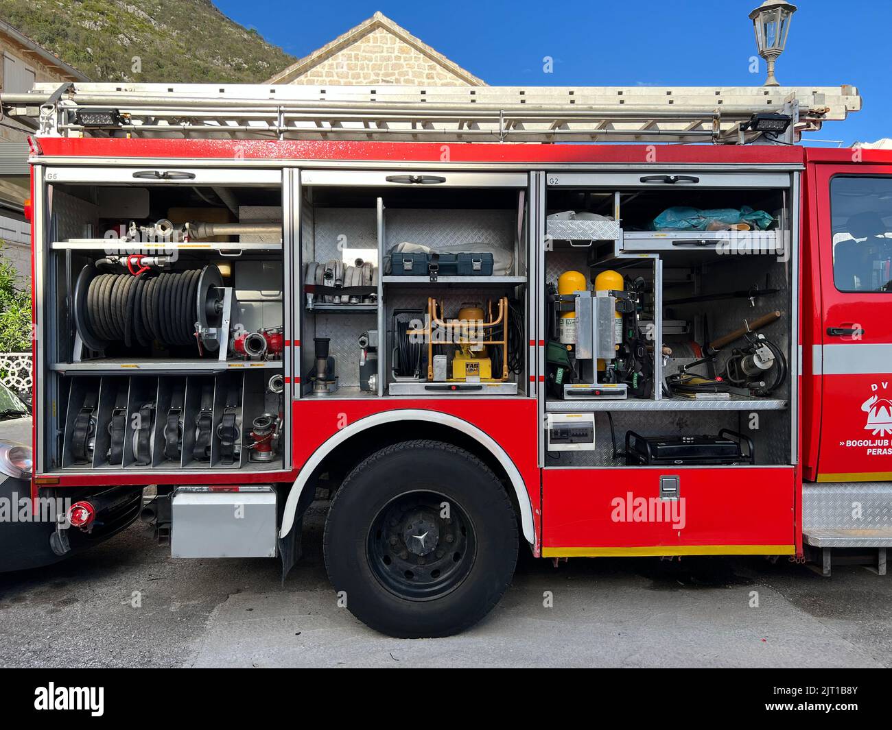 Budva, Montenegro - 01.08.22: Feuerausrüstung in einem offenen Feuerwehrwagen Stockfoto