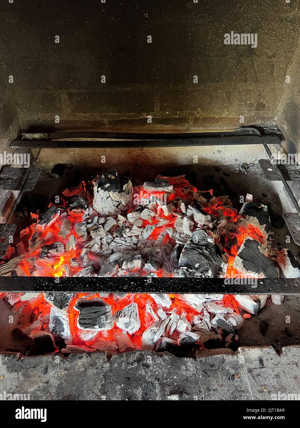 Schwelende Kohlen im Kamin. Nahaufnahme Stockfoto