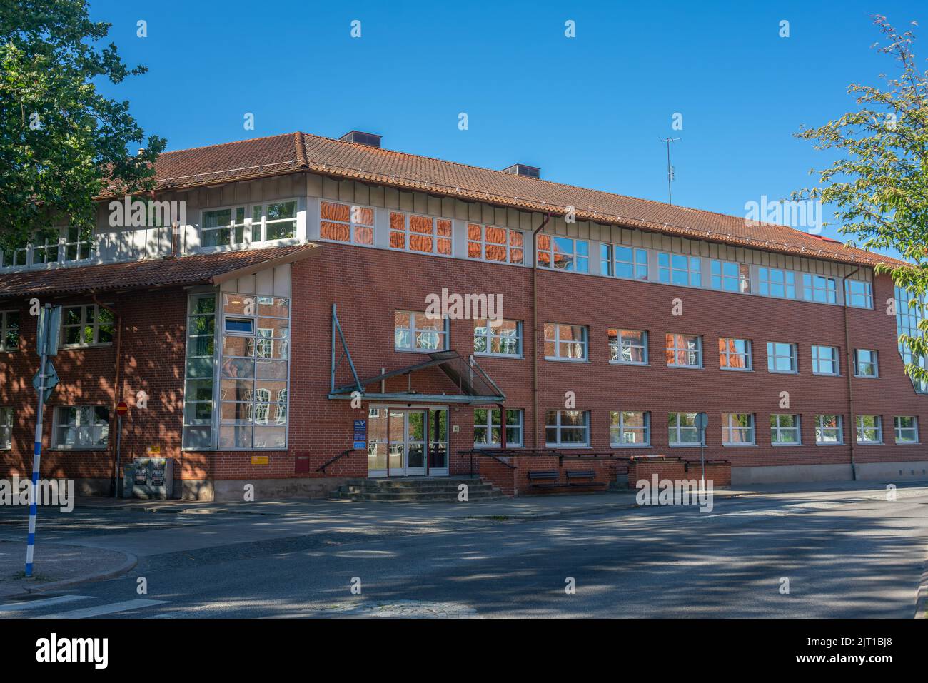Ystad, Schweden - 24, Aug 2022: Bau des schwedischen Sozialdienstes mit roten Ziegeln und Eingang. Stockfoto