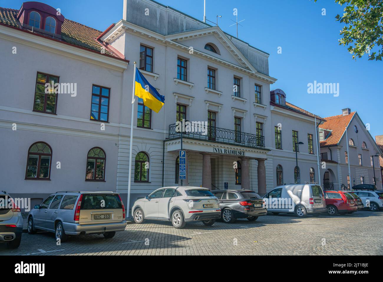 Ystad, Schweden - 24, Aug 2022: Rathaus in einer kleineren schwedischen Stadt mit Parkplatz vor dem Haus. Stockfoto