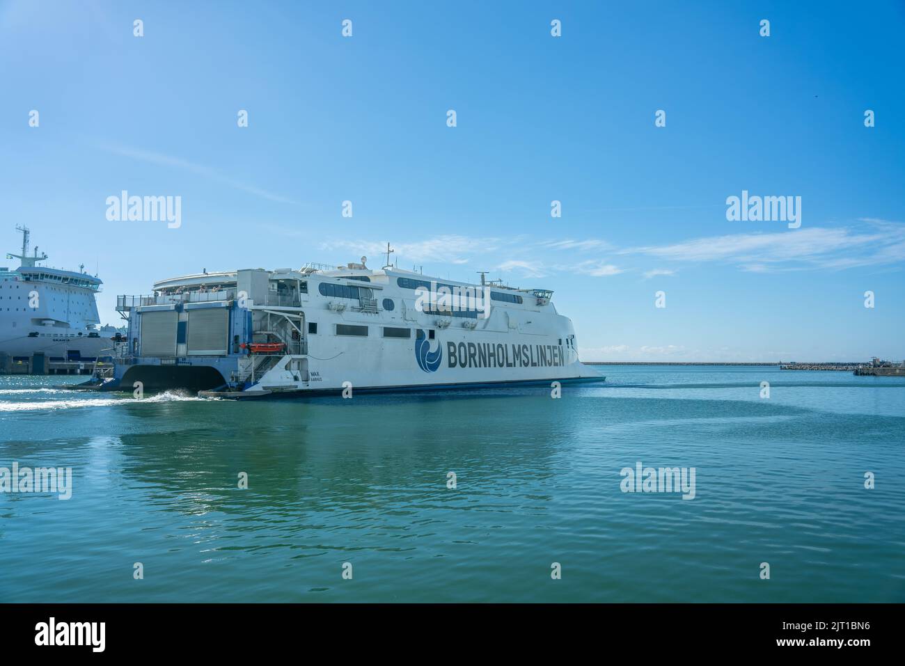 Ystad, Schweden - 24, Aug 2022: Hafen in einer kleineren Stadt mit einer Fähre, die abfährt Stockfoto