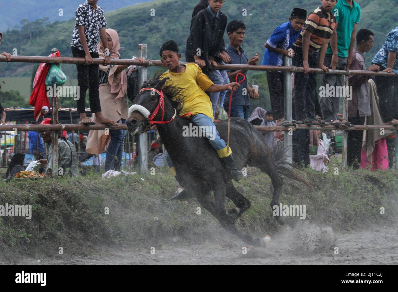 Aceh, Indonesien. 27. August 2022. Ein Teenager reitet auf seinem Pferd während eines traditionellen Pferderennwettbewerbs in Takengon in Aceh, Indonesien, am 27. August 2022. Der Wettbewerb von Kinderjokeys im Alter von 10 bis 15 Jahren ist Teil einer langjährigen Tradition in Takengon. Quelle: Fachrul Reza/Xinhua/Alamy Live News Stockfoto