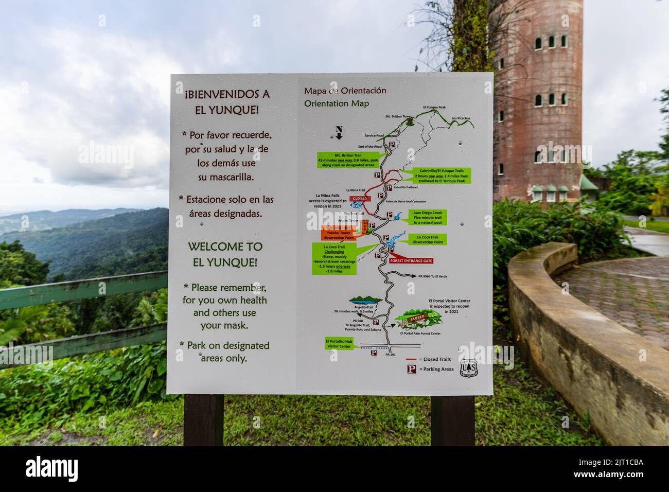 Karte des Nationalwaldes El Yunque mit Yohaku-Turm im Hintergrund Stockfoto