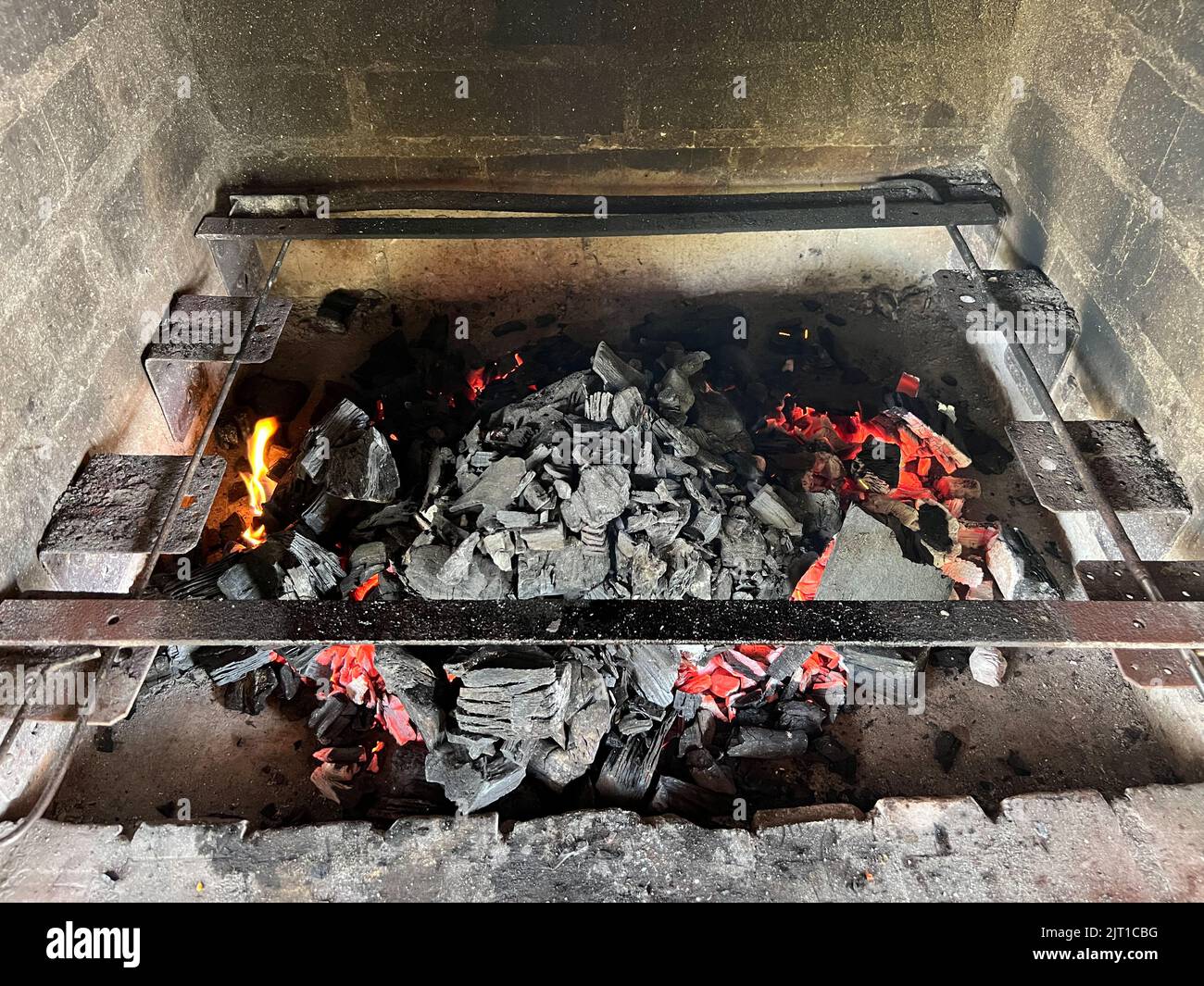 Brennende Kohlen in einem gemauerten Kamin Stockfoto