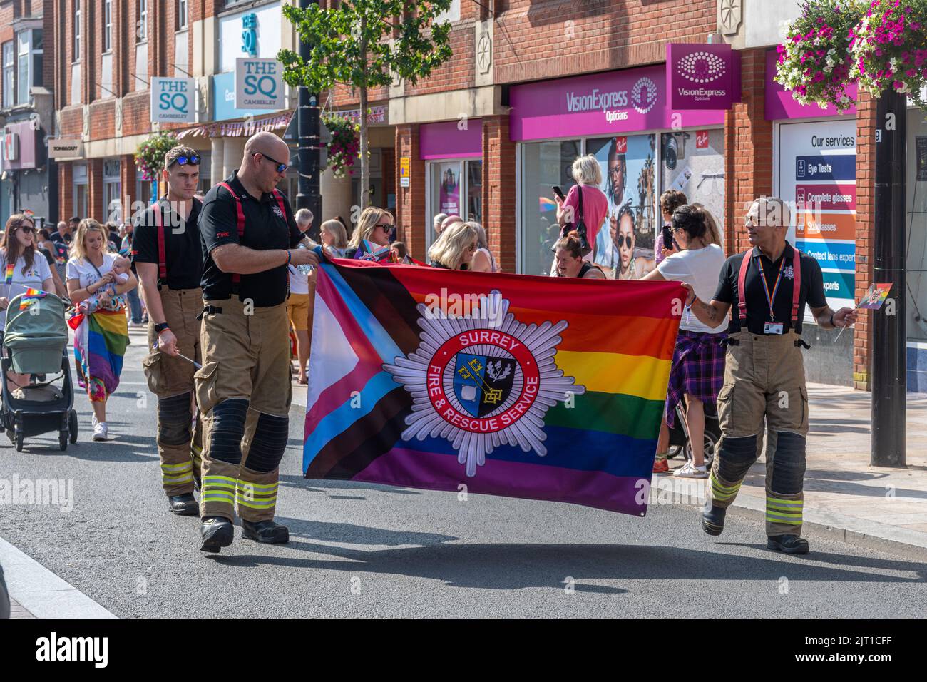 Pride in Surrey Parade in Camberley Town am 27.. August 2022, Surrey, England, Großbritannien. Menschen in bunten Kostümen marschieren für LGBTQ+ Rechte. Stockfoto