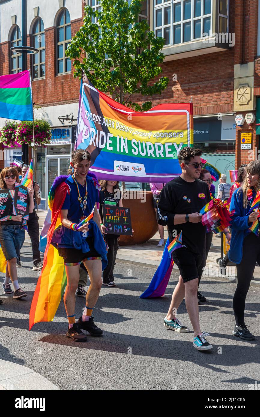 Pride in Surrey Parade in Camberley Town am 27.. August 2022, Surrey, England, Großbritannien. Menschen in bunten Kostümen marschieren für LGBTQ+ Rechte. Stockfoto