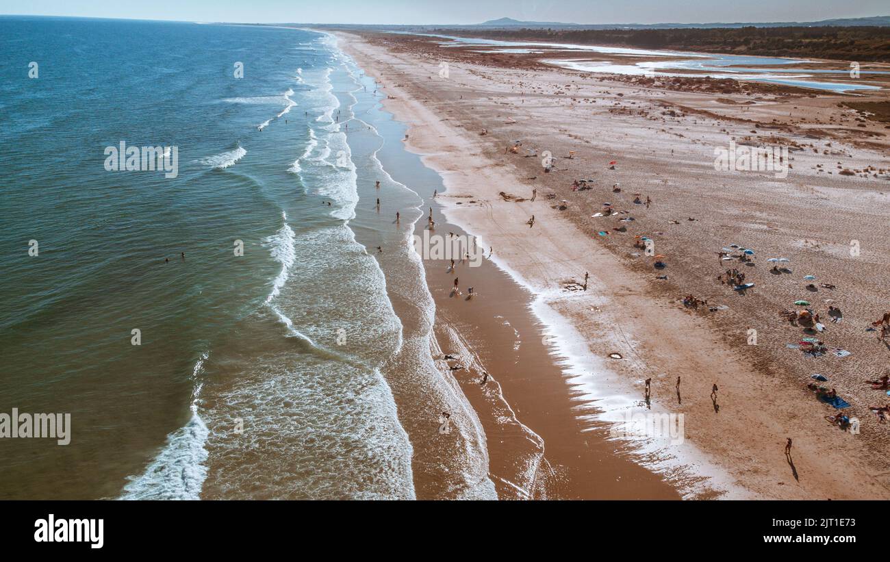 Erstaunliches Luftdrohnenfoto vom Meer/Strand, auf der Insel Tavira, Portugal. Blick von oben, über Meer Stockfoto