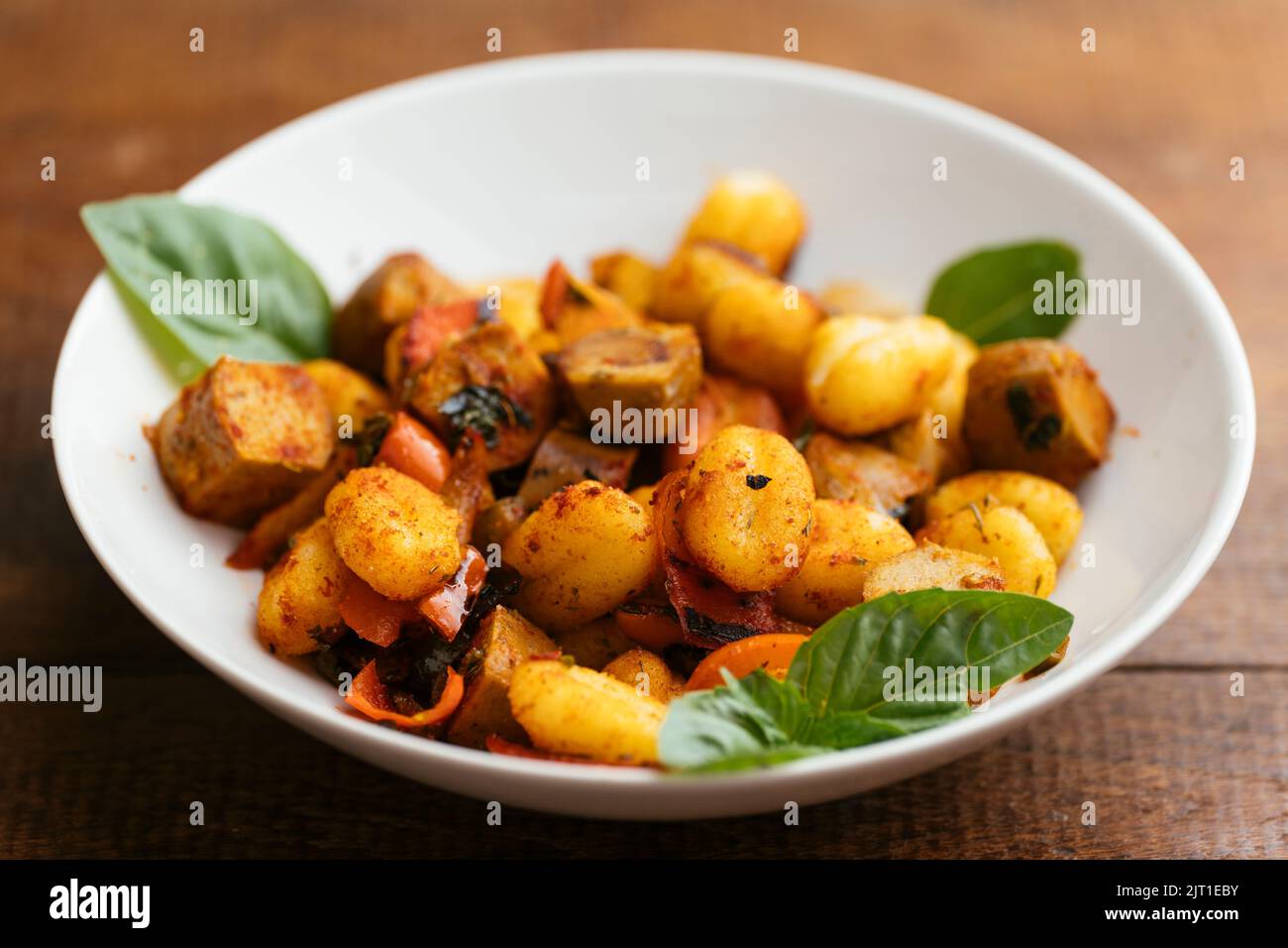 Gnocchi mit Veganwürsten und Paprika Stockfoto