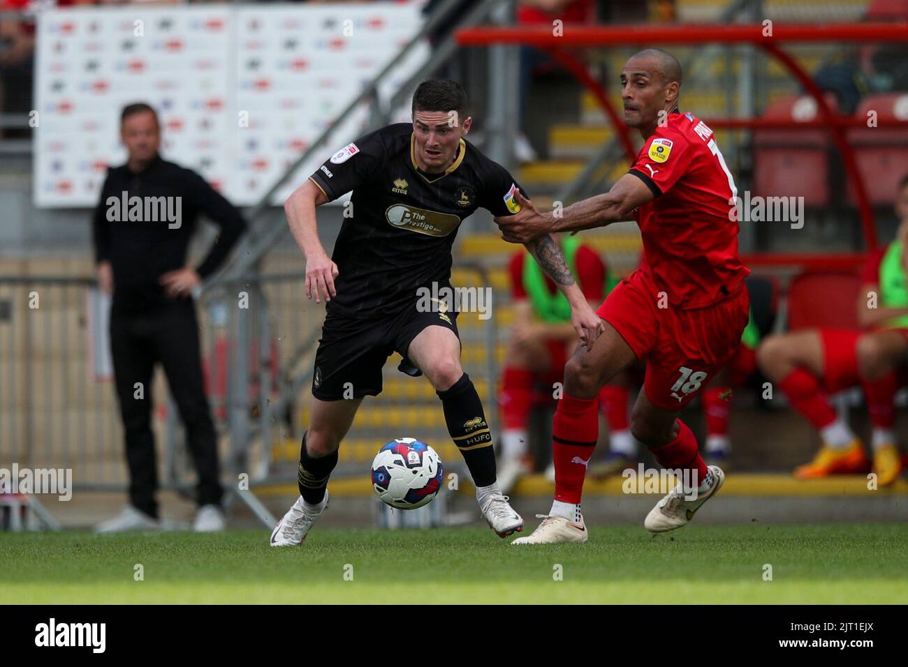 Jake Hastie von Hartlepool hat sich am Samstag, den 27.. August 2022, im Matchroom Stadium, London, beim Spiel der Sky Bet League 2 zwischen Leyton Orient und Hartlepool United auf den Ball geeint. (Kredit: Tom West | MI News) Kredit: MI Nachrichten & Sport /Alamy Live News Stockfoto