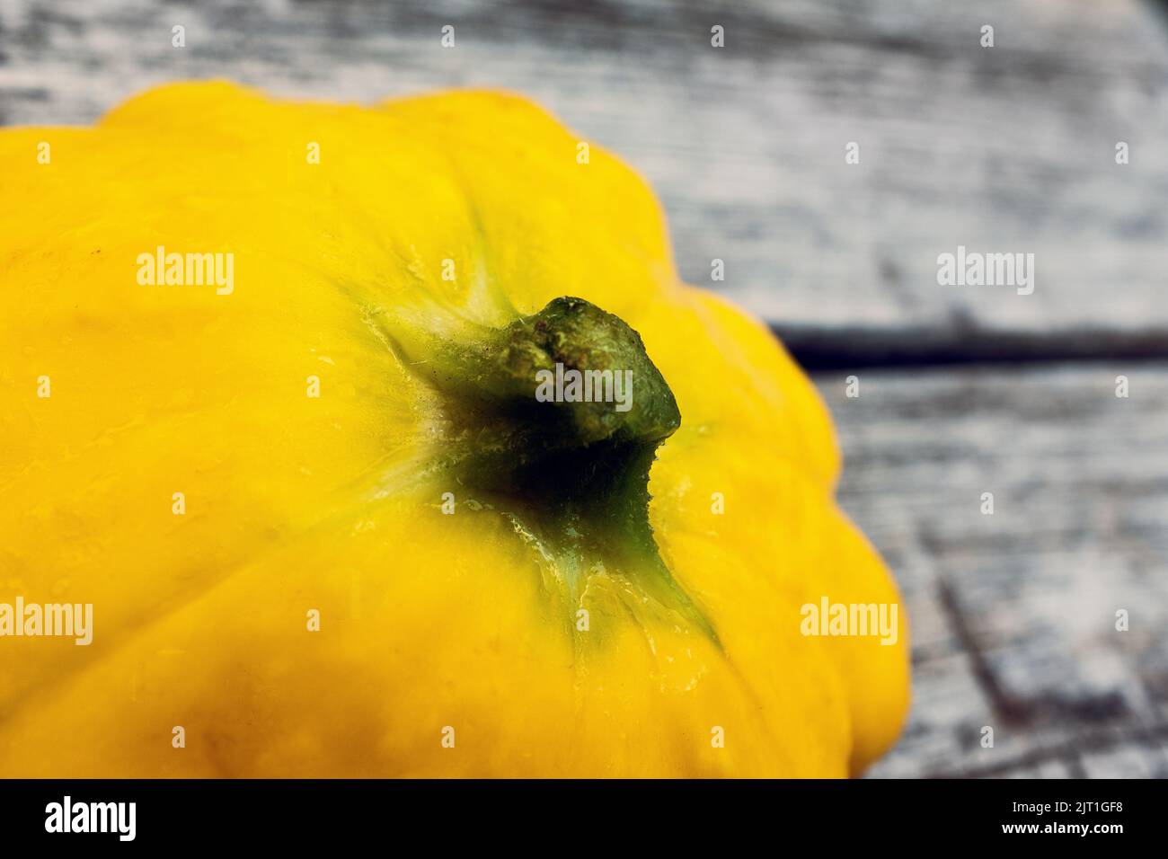 Pattypan Squash auf verwittertem Holztisch Stockfoto