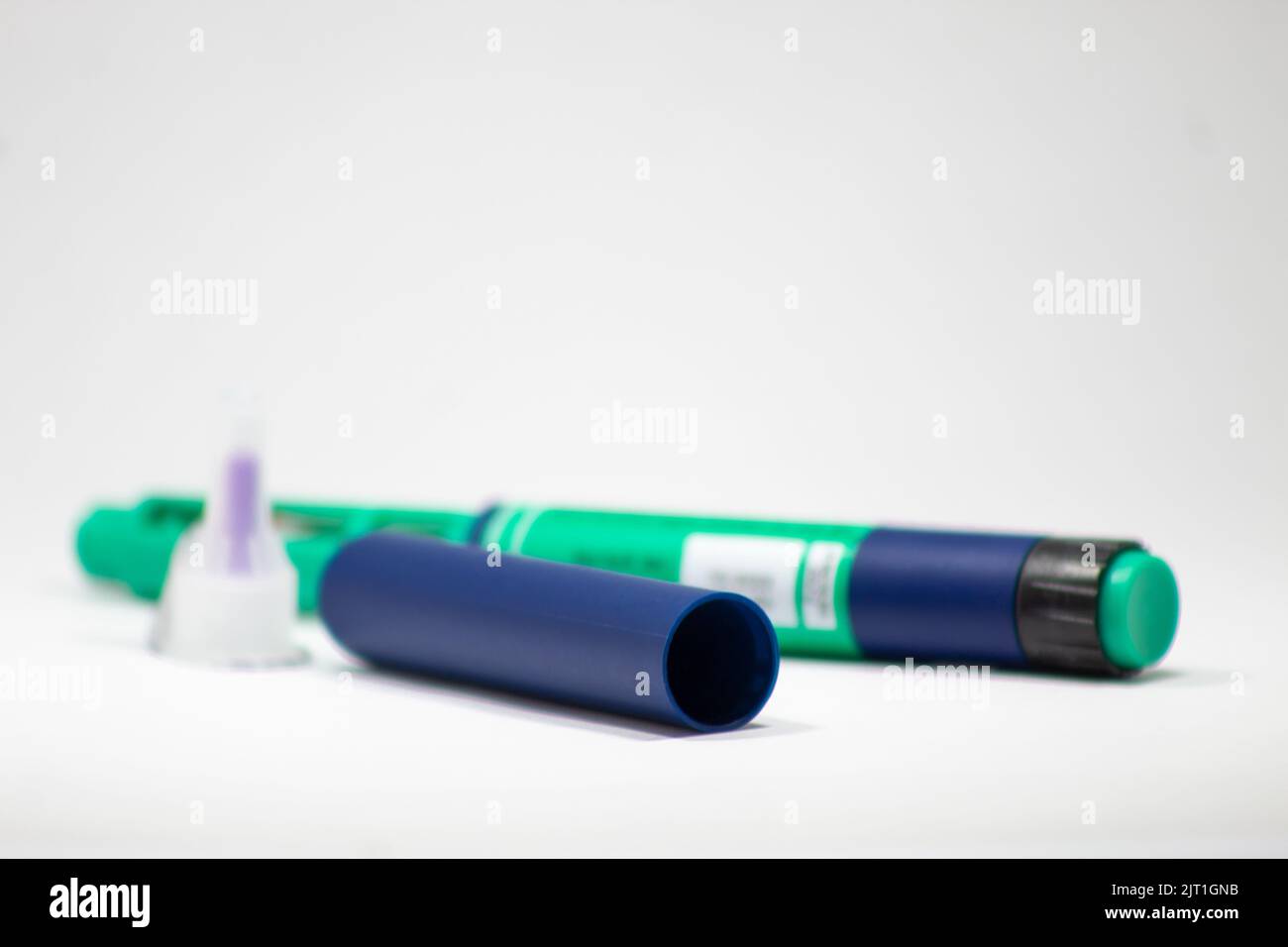 Bursa, Türkei - August 2022: Blauer und grüner Insulinstift auf isoliertem weißem Hintergrund, langwirkendes Insulin, Nadelspitze Stockfoto