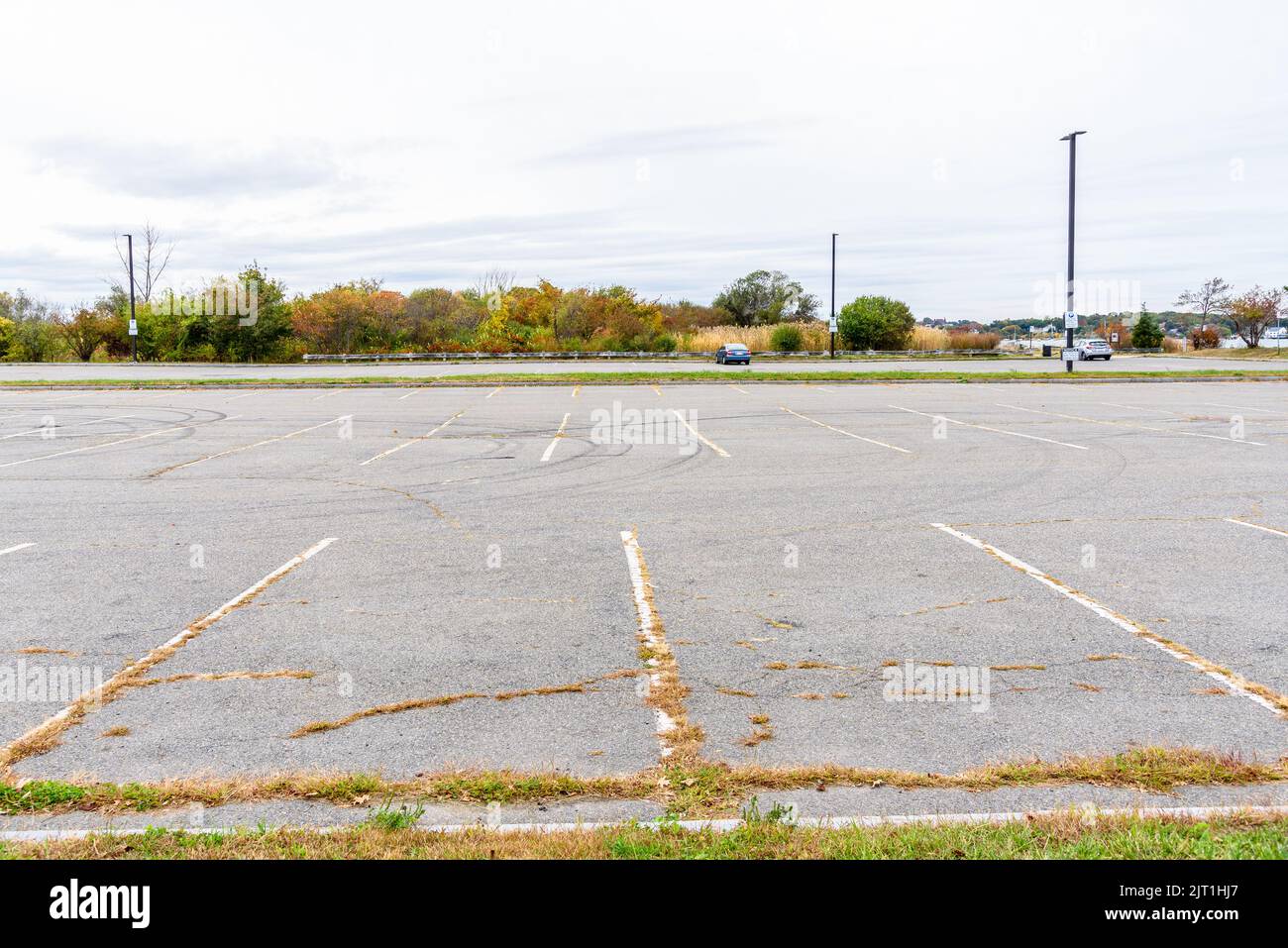 Alter Parkplatz am Stadtrand unter bewölktem Himmel im Herbst Stockfoto