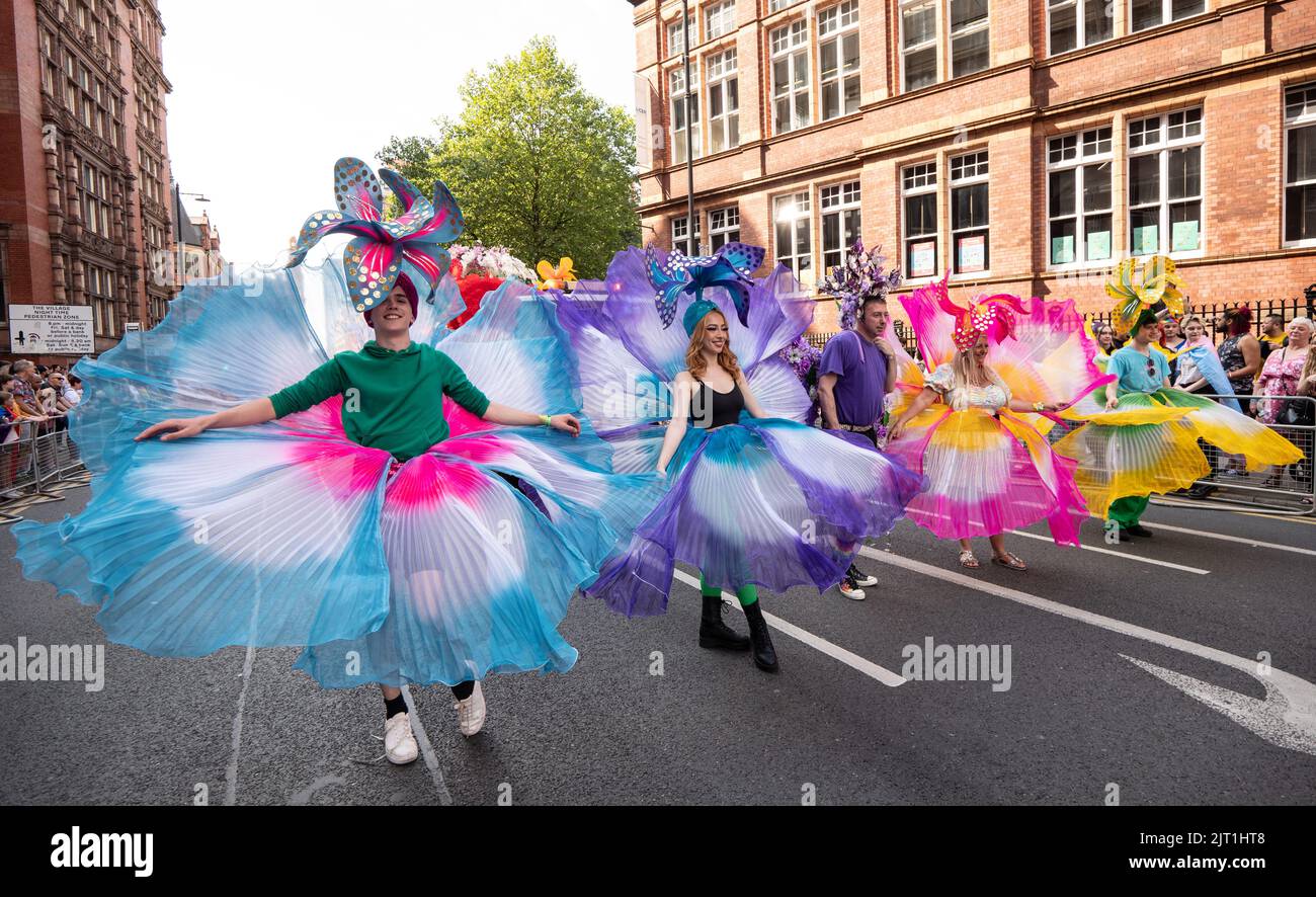 Die Friedensparade beim MANCHESTER PRIDE FESTIVAL 2022.Samstag, 27.. August, Manchester UK. Manchester Pride ist von Donnerstag, 25.. August, bis Montag, 29.. August. Manchester Pride ist in Partnerschaft mit Virgin Atlantic das jährliche Flaggschiff-Event, das die Stadt jedes Jahr über das Wochenende an den Feiertagen im August zum Anlass des LGBTQ-Lebens führt. Zu den Stars gehören Spice Girl Mel C, Duncan Jones und der britische Star Bimini von Drag Race. Kredit: GaryRobertsphotography/Alamy Live Nachrichten Stockfoto