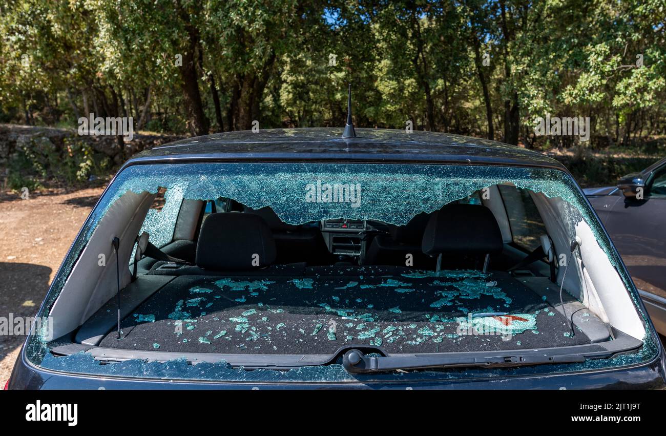 Zertrümmerte Heckscheibe vom Fahrzeugeinbruch links auf einem Parkplatz in einem Dorf in Frankreich Stockfoto