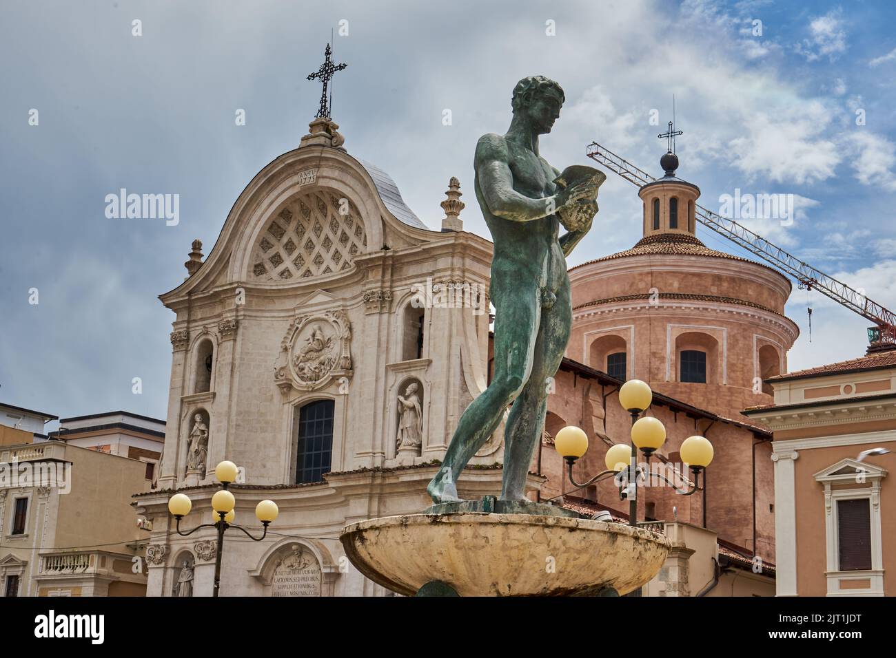 Brunnen Fontana Vecchia, hinten die Kirche Santa Maria del Suffragio, Anime Sante, Piazza del Duomo, L’Aquila, Abruzzen, Italien, Europa Stockfoto