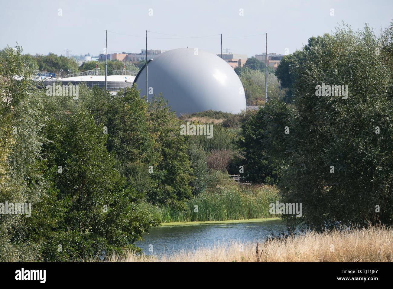 Eton Wick, Windsor, Britannien. 27.. August 2022. Blick auf die Kläranlagen von Slough auf der anderen Seite des Jubilee River. Thames Water hat angekündigt, Anfang nächsten Jahres die Arbeiten zur Abwasserbehandlung in Slough zu modernisierung. Thames Water geben zu, dass sie die Qualität des Wassers verbessern müssen, das in die Umwelt zurückgeführt wird, und die Ströme im Netz von Gräben reduzieren müssen, die die Flüsse von Slough STW zur Themse führen. Quelle: Maureen McLean/Alamy Live News Stockfoto