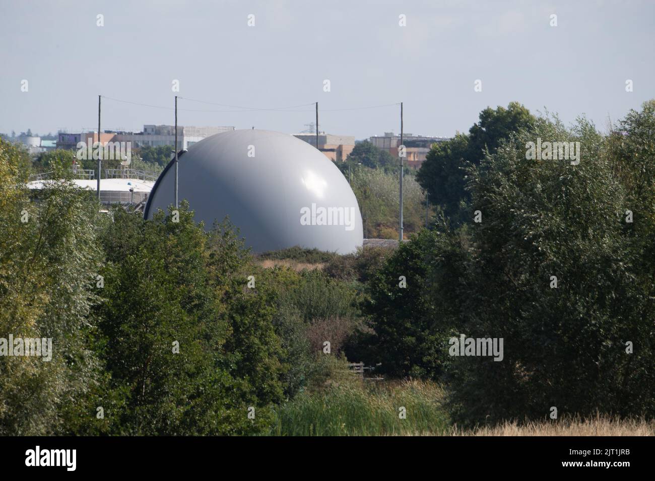 Eton Wick, Windsor, Britannien. 27.. August 2022. Blick auf die Kläranlagen von Slough auf der anderen Seite des Jubilee River. Thames Water hat angekündigt, Anfang nächsten Jahres die Arbeiten zur Abwasserbehandlung in Slough zu modernisierung. Thames Water geben zu, dass sie die Qualität des Wassers verbessern müssen, das in die Umwelt zurückgeführt wird, und die Ströme im Netz von Gräben reduzieren müssen, die die Flüsse von Slough STW zur Themse führen. Quelle: Maureen McLean/Alamy Live News Stockfoto