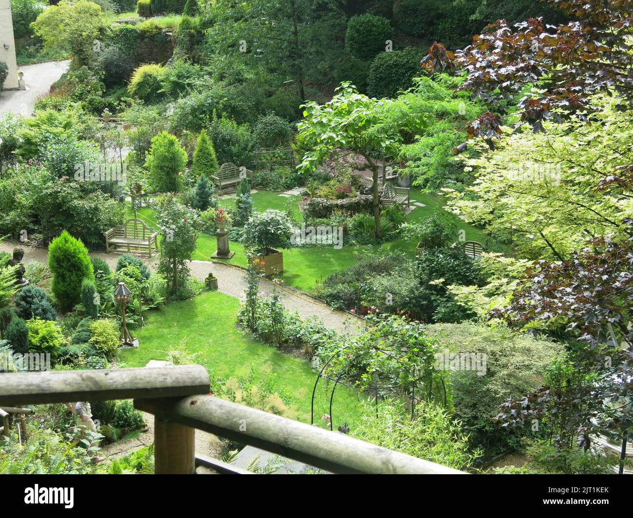 Inspiriert von japanischen Gärten und der buddhistischen Philosophie, wurden die Cascades Gardens in einem ehemaligen Steinbruch als Ort der Meditation und Stille geschaffen. Stockfoto