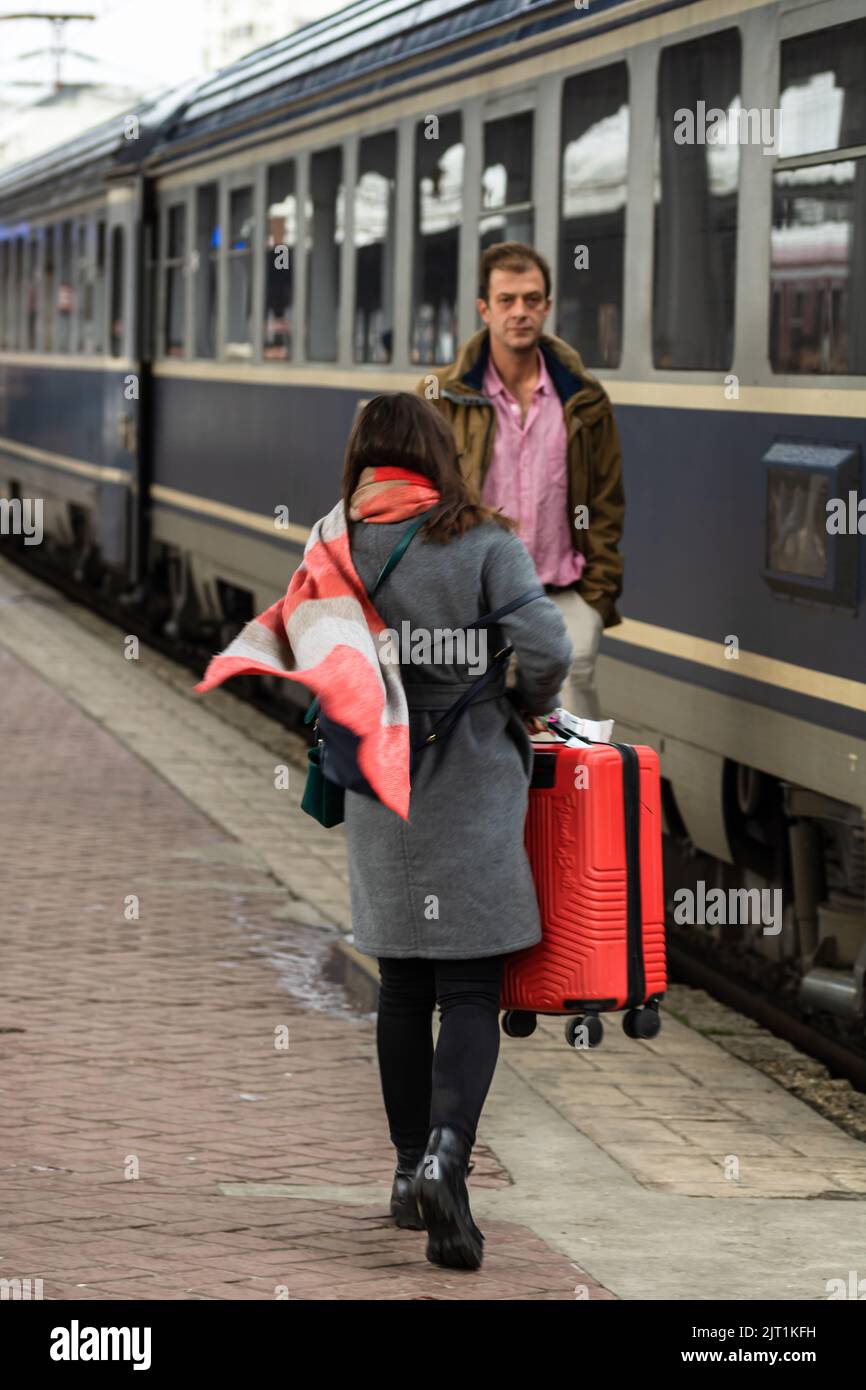 Touristen ziehen Gepäck. Pendler, die am Bahnhofsplatz in Bukarest, Rumänien, 2022 Stockfoto