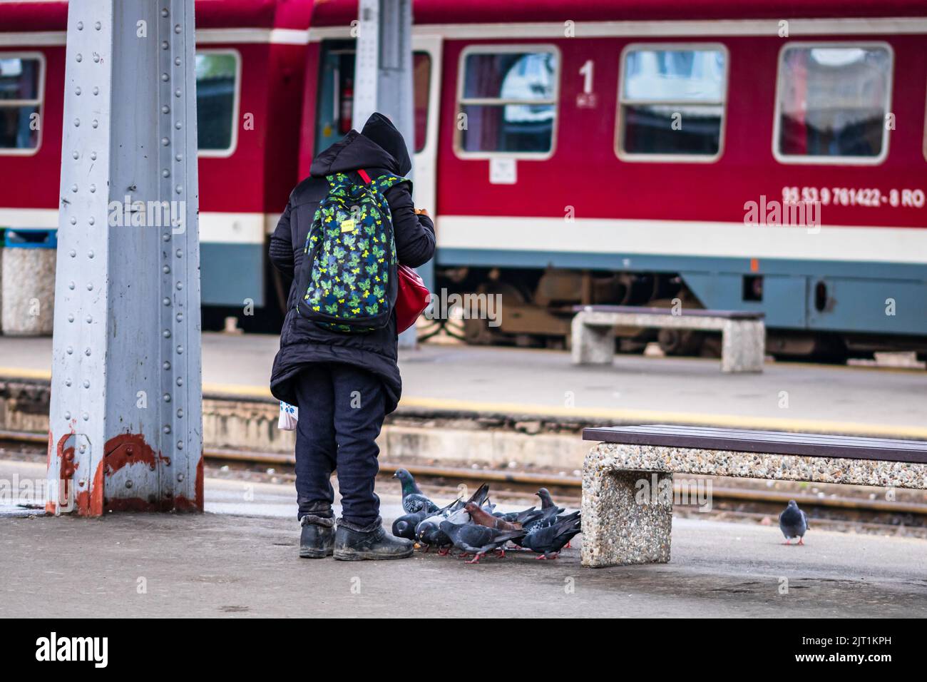 Touristen ziehen Gepäck. Pendler, die am Bahnhofsplatz in Bukarest, Rumänien, 2022 Stockfoto