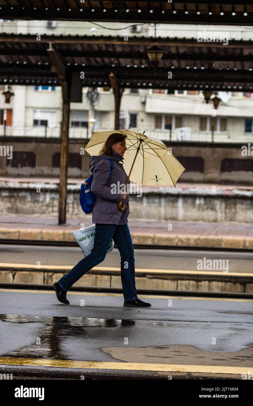 Touristen ziehen Gepäck. Pendler, die am Bahnhofsplatz in Bukarest, Rumänien, 2022 Stockfoto
