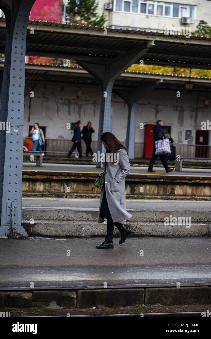 Touristen ziehen Gepäck. Pendler, die am Bahnhofsplatz in Bukarest, Rumänien, 2022 Stockfoto