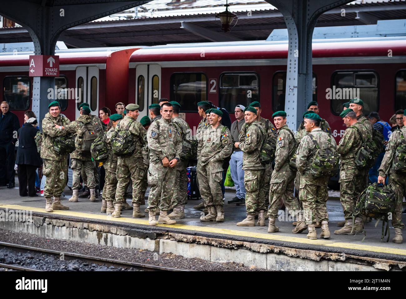 Touristen ziehen Gepäck. Pendler, die am Bahnhofsplatz in Bukarest, Rumänien, 2022 Stockfoto