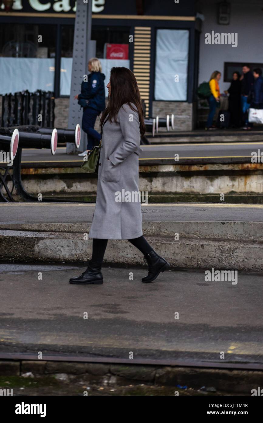 Touristen ziehen Gepäck. Pendler, die am Bahnhofsplatz in Bukarest, Rumänien, 2022 Stockfoto