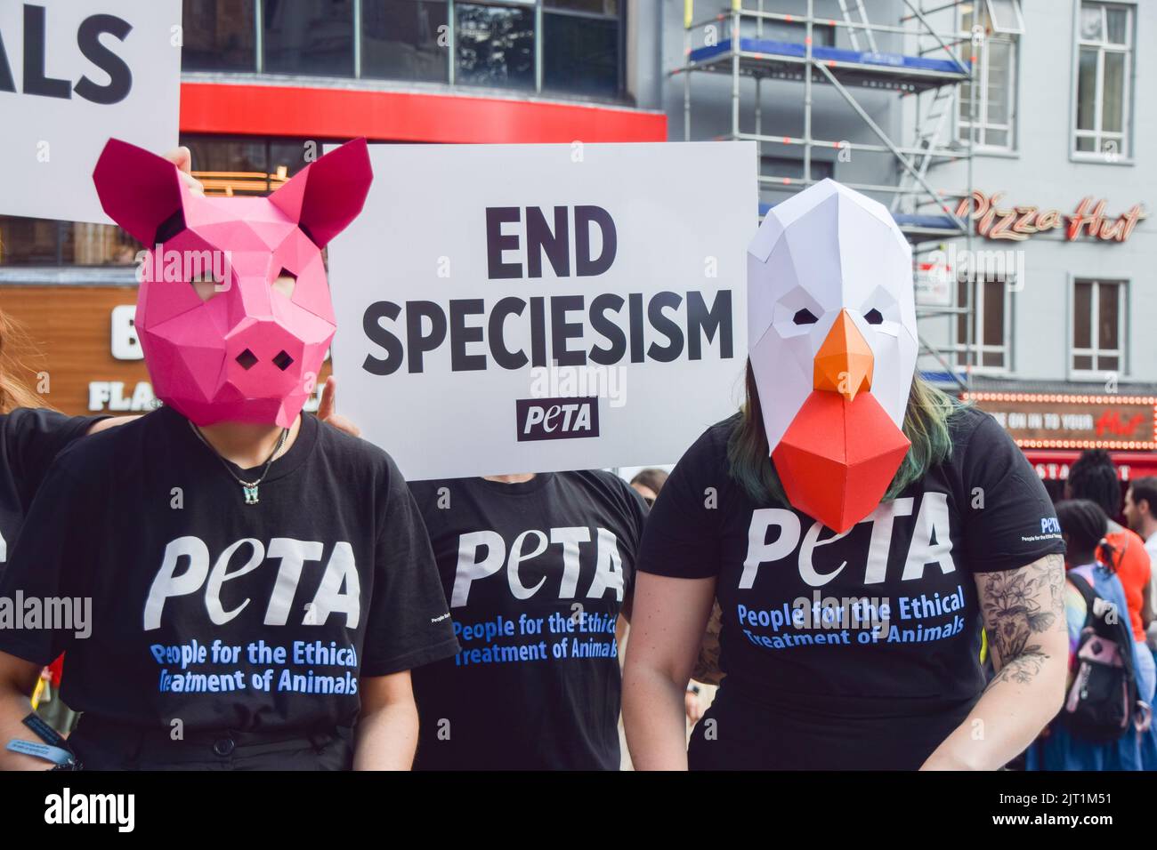 London, Großbritannien. 27. August 2022. PETA-Aktivisten (People for the Ethical Treatment of Animals) tragen Tiermasken und halten während des Protestes auf dem Leicester Square ein Plakat mit dem Titel „Ende des Speziesismus“. Die Aktion, die den Welttag für das Ende des Speziesismus markiert, ist Teil der laufenden Kampagne von PETA zur Beendigung des Speziesismus und zur Ermutigung der Menschen, vegan zu gehen. (Foto: Vuk Valcic/SOPA Images/Sipa USA) Quelle: SIPA USA/Alamy Live News Stockfoto