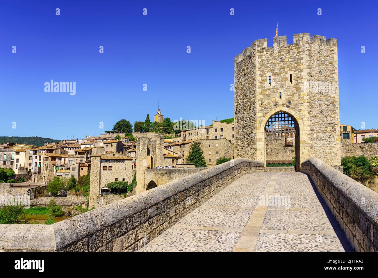 Römische Steinbrücke über den Fluss in der mittelalterlichen Stadt Besalu, Girona, Katalonien. Stockfoto
