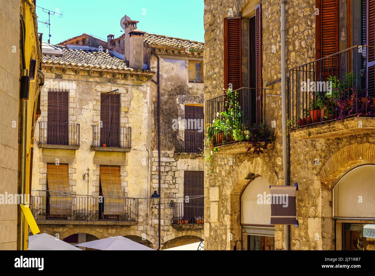 Fenster und Balkone typisch für die alte Architektur der Stadt Besalu, Girona Katalonien. Stockfoto