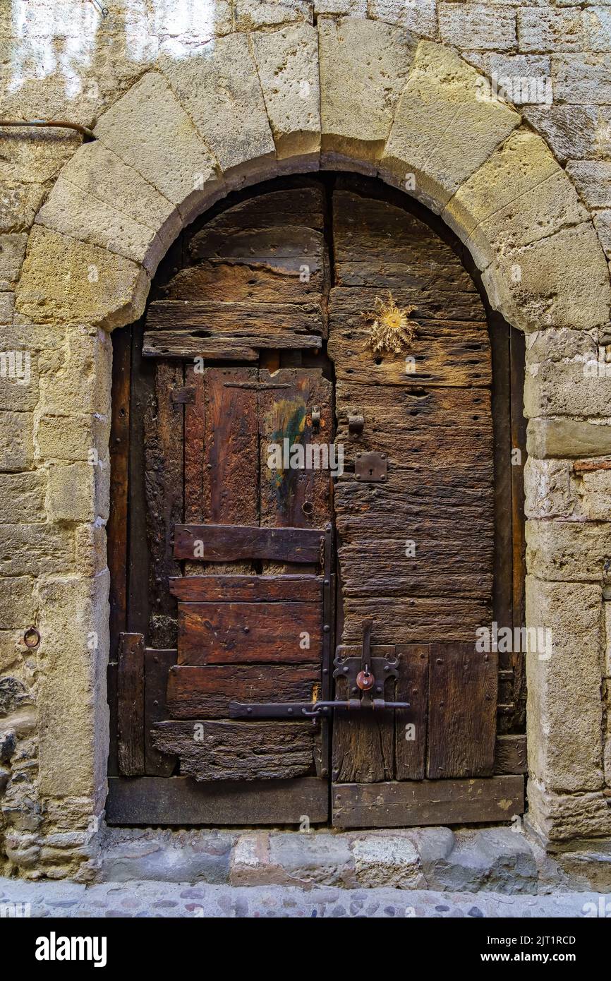 Sehr alte Holztür und Beschläge mit Schlössern in der mittelalterlichen Stadt Besalu, Girona, Spanien Stockfoto
