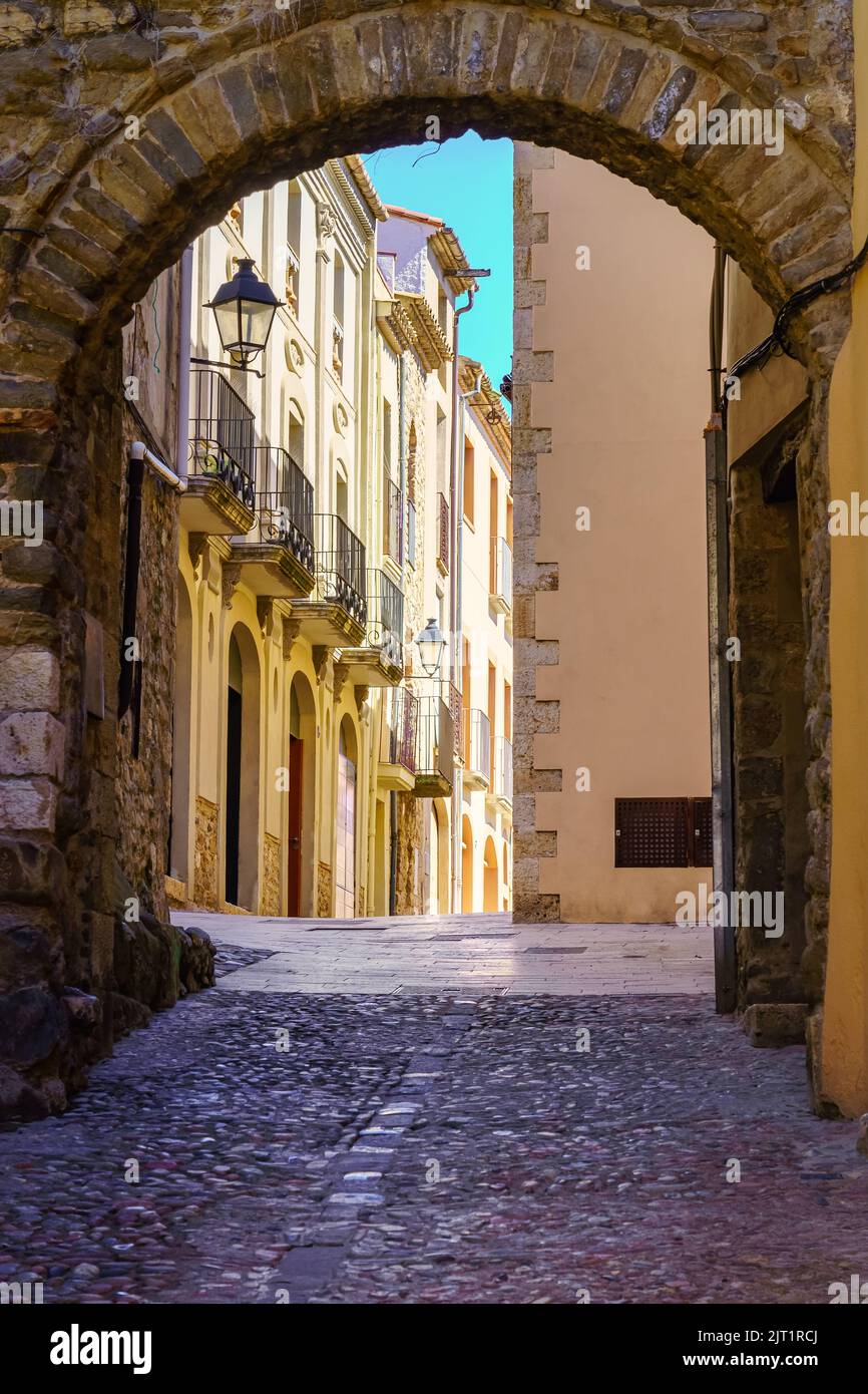 Steinbogen in einer Gasse der mittelalterlichen Stadt Besalu in der Provinz Gerona, Katalonien. Stockfoto