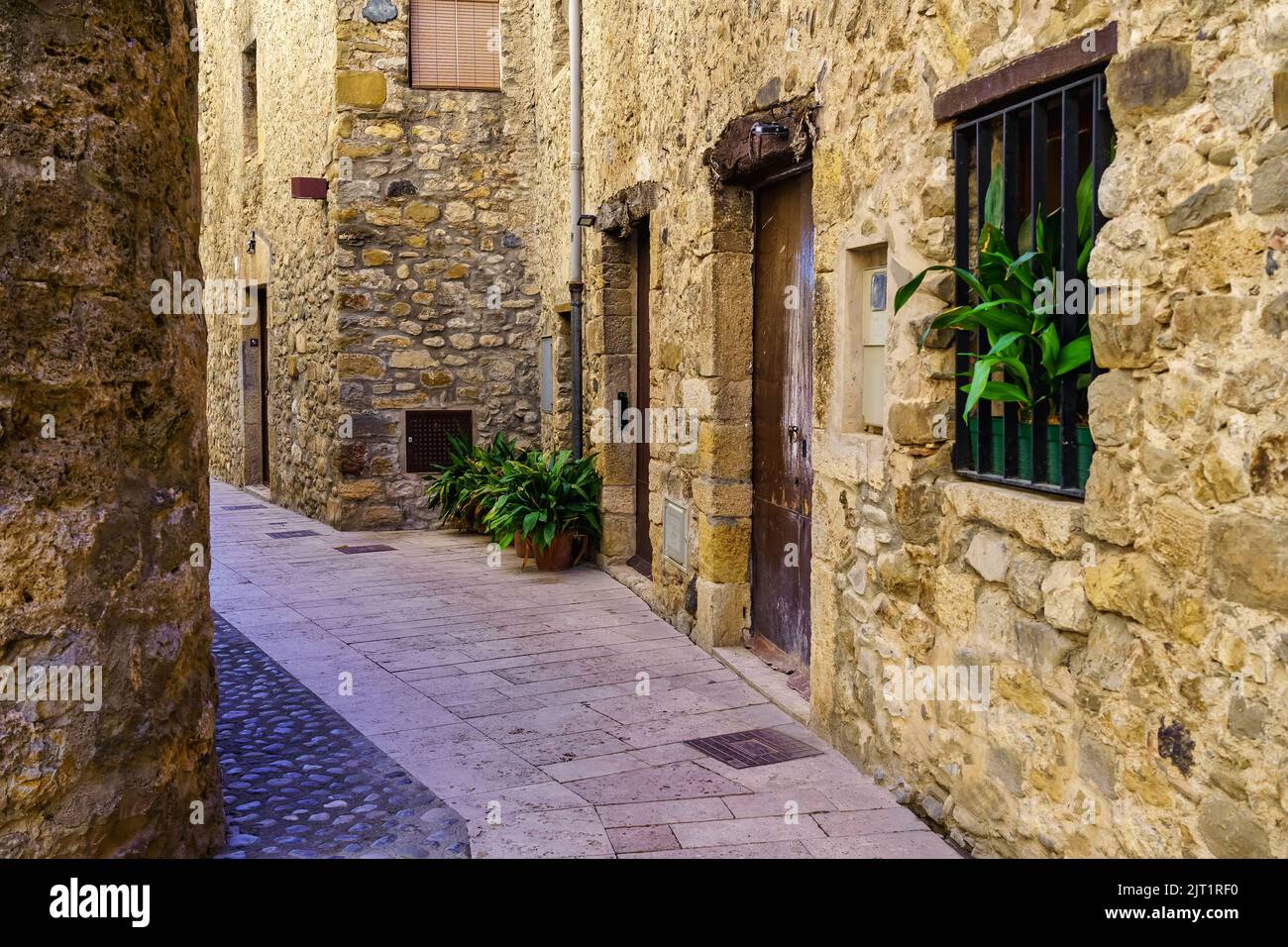 Mittelalterliche Häuser aus Stein in engen Gassen in der Touristenstadt Besalu, Girona gebaut. Stockfoto