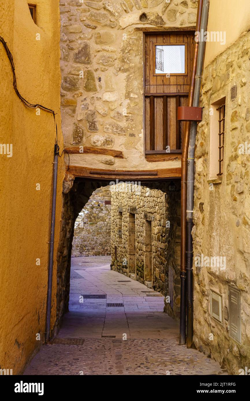 Malerische Gasse mit Steinbogen und sehr alten Steinhäusern in der mittelalterlichen Stadt Besalu, Girona. Stockfoto