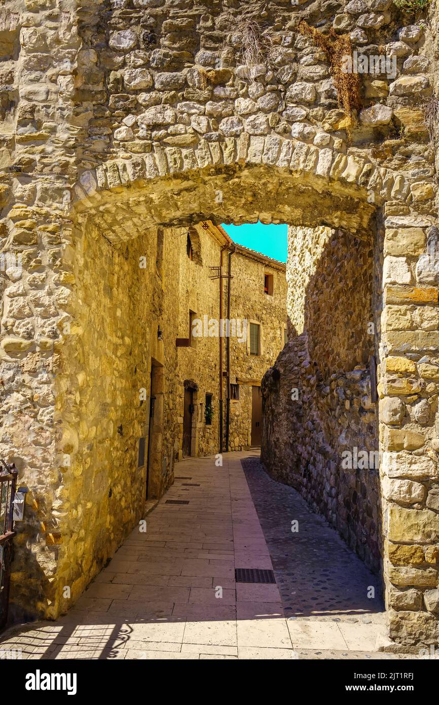 Steinbogen in einer Gasse der mittelalterlichen Stadt Besalu in der Provinz Gerona, Katalonien. Stockfoto